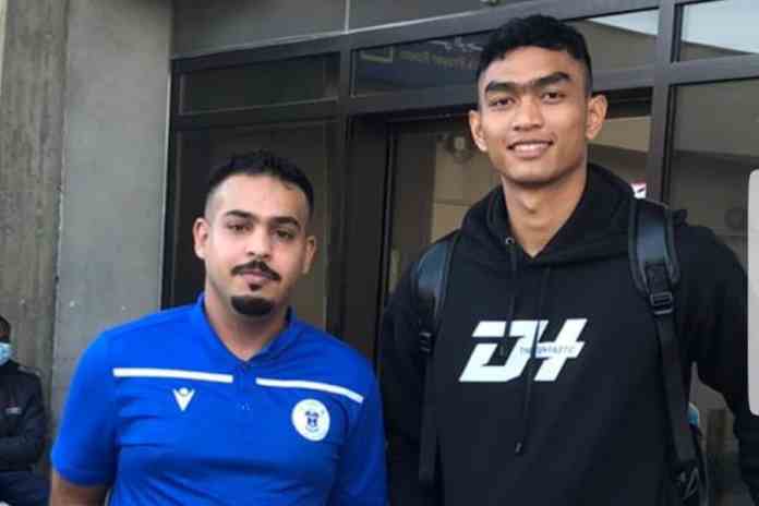 TIBA DI BAHRAIN: Doni Haryono tiba di Bahrain diterima oleh pengawas klub Al Nasser, Muhammad Abdullah Matrouk. (INSTAGRAM AL NASSER)