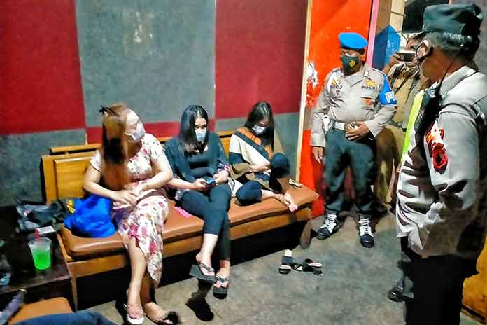 HARUS TERTIB: Petugas gabungan melakukan rapid test kepada sejumlah pemandu karaoke dalam operasi yustisi. (ist)