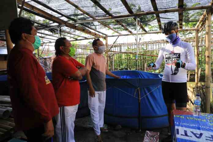 EKS NAPITER: Gubernur Jawa Tengah Ganjar Pranowo mengunjungi budidaya lele yang dilakukan eks napiter di Bangetayu Kulon, Genuk, kemarin.(ISTIMEWA)