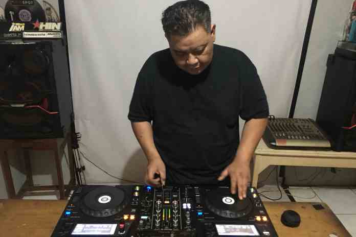 PIAWAI: DJ Koko saat memperlihatkan teknik sederhana dalam memainkan piringan hitam di studio miliknya. (EKO WAHYU BUDIYANTO/JAWA POS RADAR SEMARANG)