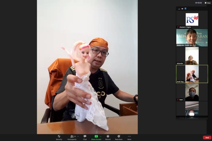 Seksolog dr Andi Sugiarto Sp.RM sebagai narasumber dalam FGD ‘Seks yang Aman di Tengah Pandemi’ yang dilaksanakan Jawa Pos Radar Semarang dengan Satgas Covid-19, Senin (28/12/2020). (AGUS AP/JAWA POS RADAR SEMARANG)