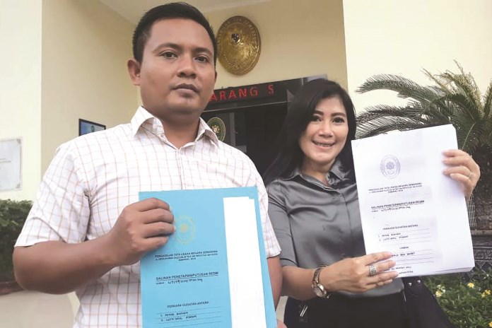 Aenur Rohman didampingi kuasa hukumnya usai menang dalam sidang putusan di PTUN Semarang. (Wahib Pribadi/Jawa Pos Radar Semarang)