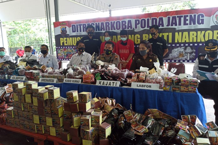 Direktorat Reserse Narkoba Polda Jateng melakukan pembakaran puluhan ribu pil dan jamu palsu di Krematorium Kedungmundu, Kota Semarang, Senin (30/11/2020). (M Hariyanto/Jawa Pos Radar Semarang)