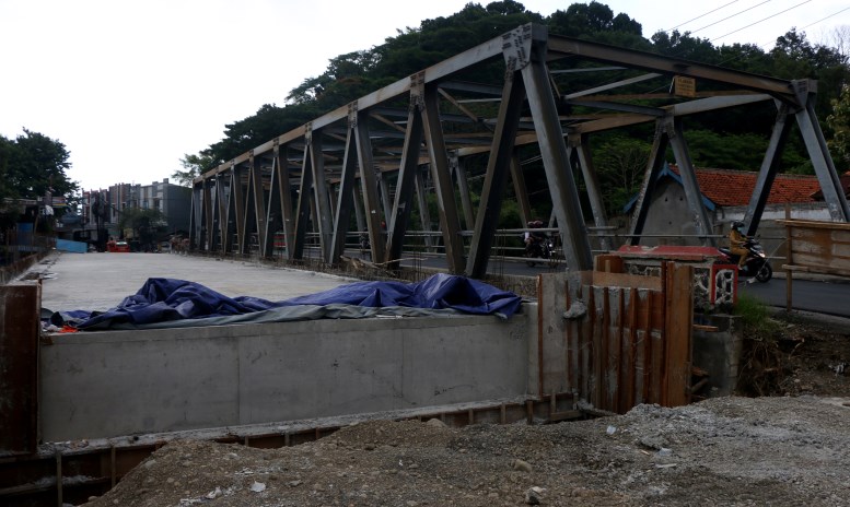 Pembangunan Jembatan Sampangan menyisakan pengerjaan 8,17 persen. Kontraktor diputus, pembangunan akan dilanjutkan DPU. (Nur Chamim/Jawa Pos Radar Semarang)