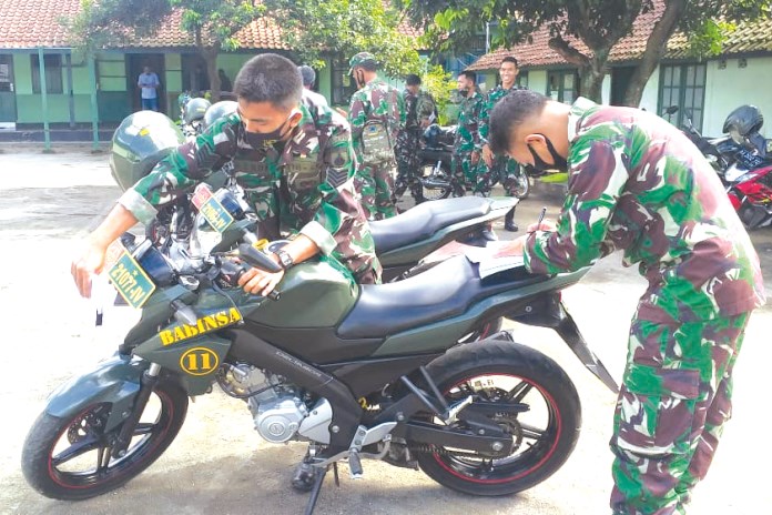 Anggota staf logistik mengecek kendaraan yang dipakai salah satu anggota Babinsa. (Istimewa)