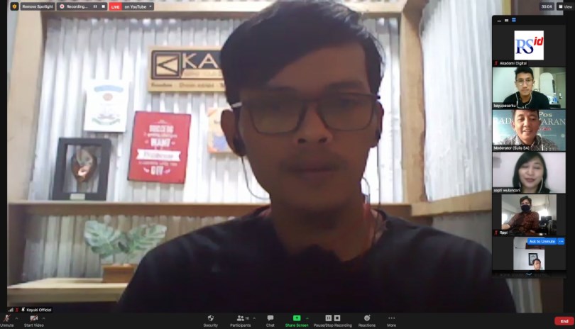 FGD via zoom meeting bertema ‘Produktif dan Berkreasi di Tengah Pandemi’, bersama Septi Wulandari seorang reseller baju dan produk rumah tangga, Prasetyo Bayuaji founder Pasarku Semarang, dan Kristiyanto alias Yanto pengusaha Kayuki Temanggung, Rabu (30/1