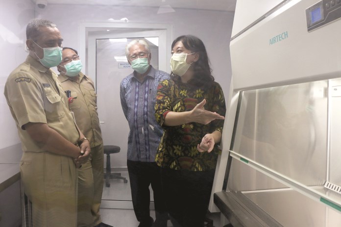 Kepala Dinkes Kota Semarang M Abdul Hakam (kanan) didampingi Penggagas Intibios Lab Indonesia Enggartiasto Lukita (tengah) mendengarkan penjelasan Direktur Operasional Intibios Lab Indonesia dr Enty tentang peralatan laboratorium tes Covid-19 usai diresmi