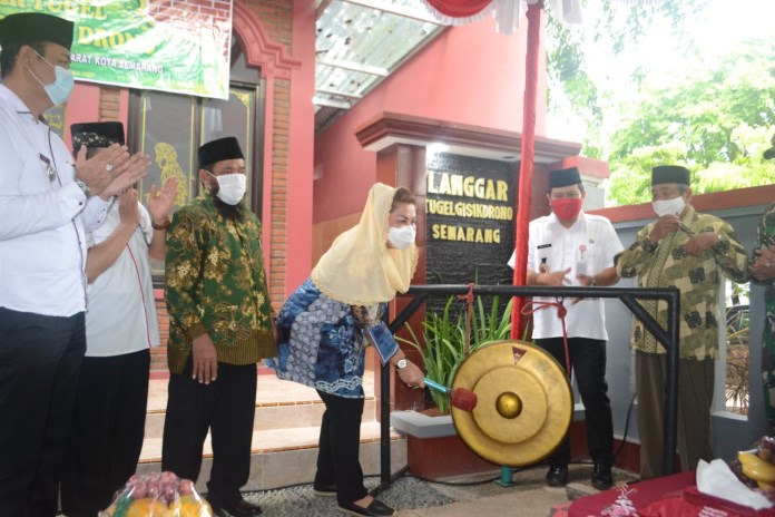 Wakil Wali Kota Semarang Hevearita Gunaryanti Rahayu saat meresmikan Langgar Tugel di Kelurahan Gisikdrono Rabu (30/12/2020). (Nurwahidi/Jawa Pos Radar Semarang)
