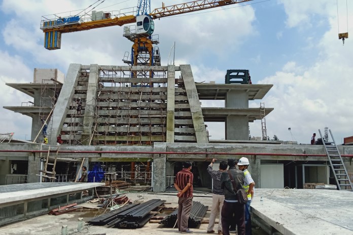 Pembangunan Pasar Induk Wonosobo yang masih terus dikejar hingga akhir Desember. (Sigit Rahmanto/Jawa Pos Radar Semarang)