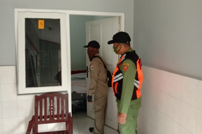 Sejumlah petugas melakukan penggerebekan di salah satu kamar Hotel di Kota Magelang, Senin (30/11/2020). (Rofik Syarif GP/Jawa Pos Radar Semarang)