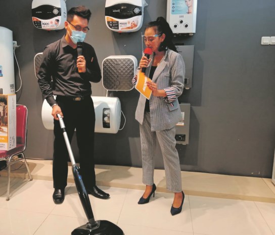 Staff Modena tengah memperagakan Spin Mop, alat pembersih lantai produk terbaru Modena. (Sulistiono/Jawa Pos Radar Semarang)