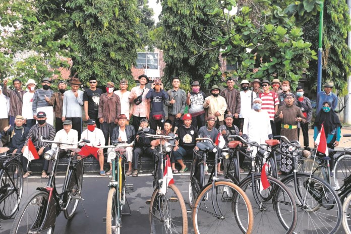 Para anggota Papitob dalam sebuah acara bersepeda bareng. (Riyan Fadli/Jawa Pos Radar Semarang)