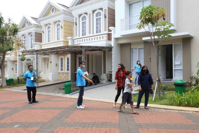 Calon konsumen tengah melihat beragam tipe rumah di cluster Potala@Paramount Village Semarang, yang berlokasi di Jalan Simongan Raya 185. (Istimewa)