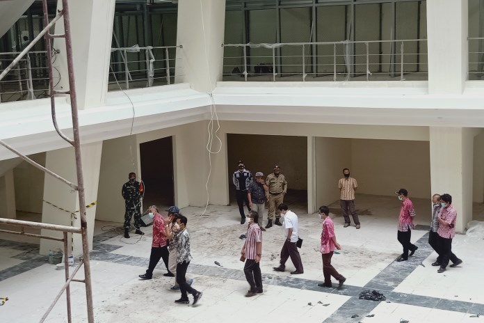 Sekda Kabupaten Wonosobo One Andang Wardoyo bersama dinas terkait meninjau lokasi pembangunan Pasar Induk. (Sigit Rahmanto/Jawa Pos Radar Semarang)