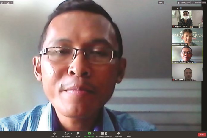 Corporate Communication Strategic Lion Air, Danang Mandala Prihantoro saat menjadi narasumber dalam acara talk show ‘Penerbangan Aman selama Pandemi Covid-19’ yang dilaksanakan Jawa Pos Radar Semarang bekerjasama dengan Satgas Covid-19, Senin (28/12/2020)