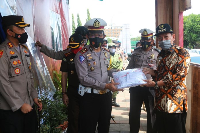 Wali Kota Pekalongan HM Saelany Machfudz bersama Kapolres Pekalongan Kota AKBP M Irwan Susanto saat meninjau salah satu Pos Pengamanan Natal dan Tahun Baru Rabu (23/12/2020). (Lutfi Hanafi/Jawa Pos Radar Semarang)