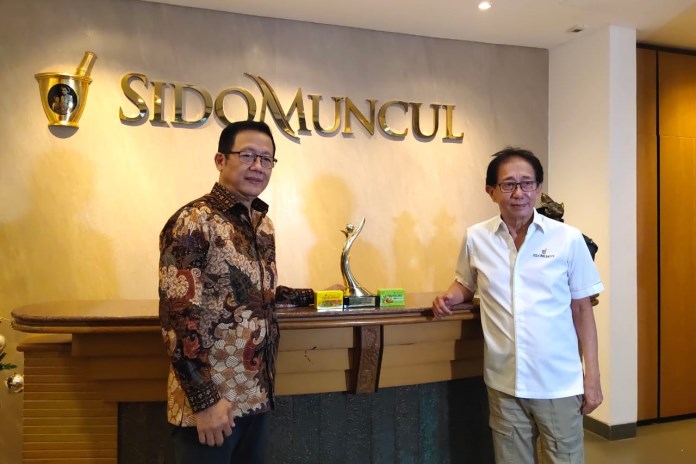 Direktur Sido Muncul, Irwan Hidayat dan Plant Manage Sido Muncul, Hadi Hartoyo saat memperlihatkan Penghargaan Proper Emas dari Kementerian Lingkungan Hidup dan Kehutanan di Kantor Sido Muncul, Jakarta Selatan, Senin (14/12/2020). (Istimewa)