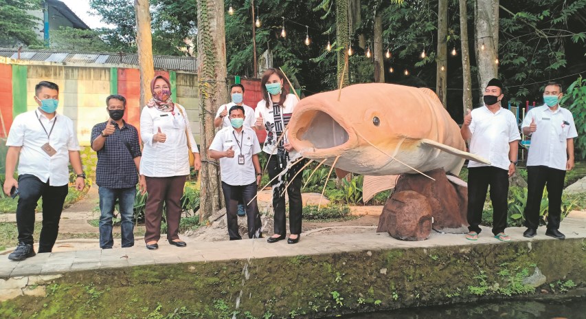 Kepala Disbudpar Kota Semarang bersama jajarannya berfoto bersama di spot ikonik, animatronik lele albino. (ADENNYAR WYCAKSONO/JAWA POS RADAR SEMARANG)