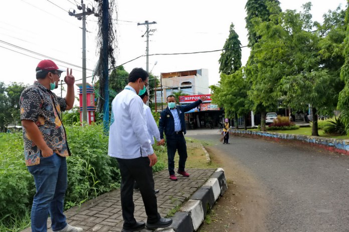 Tim Pemkot Pekalongan saat meninjau lokasi untuk pemasangan videotron. (Lutfi Hanafi/Jawa Pos Radar Semarang)