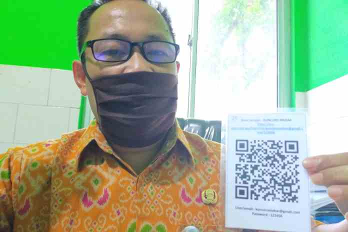 Kabid Pengelolaan Sampah Limbah B3 dan Peningkatan Kapasitas Dinas LH, Kus Darmawan menunjukkan barcode untuk aplikasi bank sampah. (wahibpribadi)