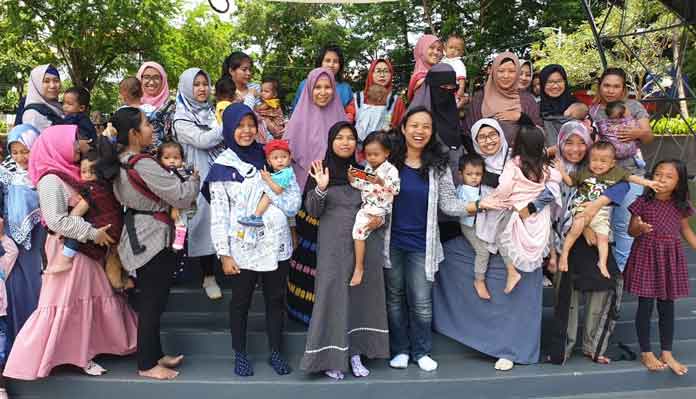BAGI ILMU : Sejumlah anggota Semarang Babywearers saat berkumpul sebelum masa pandemi. (Dokumen Pribadi)