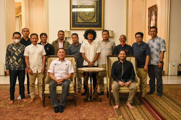 Bagus Kahfi bersama sang ayah bertemu dengan Hasnuryadi Sulaiman (CEO Barito Putera) dan Mochammad Iriawan (Ketum PSSI) beserta manajemen Barito Putera. (Yuni Puji Istiyono For Jawa Pos Radar Semarang)