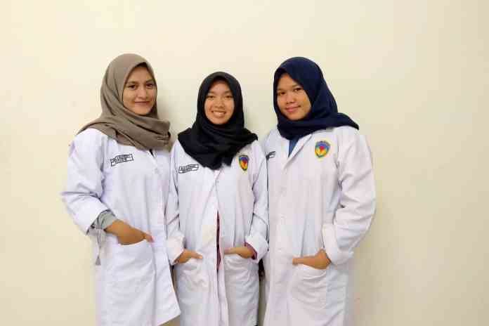 INOVATIF: Tiga mahasiswi Upgris: Rizki Bhakti Pertiwi, Ria Ulfiasari, dan Anita Kurniawati yang membuat produk bernama U’Flakes dari umbi. (DOKUMENTASI)