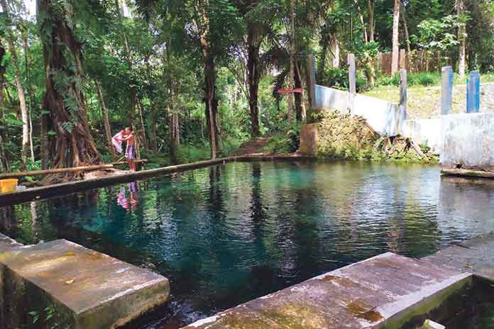 JERNIH: Air di Sendang Maren di Desa Sawangan, Kabupaten Magelang begitu segar dan jernih membuat para pengunjung tertarik datang untuk mandi dan berenang. (LUQMAN SULISTIYAWAN/JAWA POS RADAR SEMARANG)