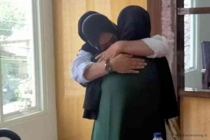 Agesti Ayu Wulandari dipeluk ibunya, Sumiyatun, di Kejari Demak. (WAHIB PRIBADI/JAWA POS RADAR SEMARANG)