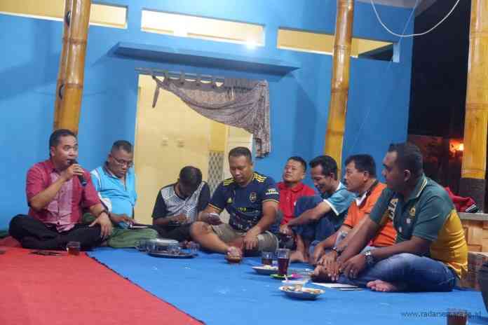 Sejumlah pengurus klub sepakbola, asosiasi wasit, dan pengawas pertandingan berbincang dengan Candra Saputra di kediaman Candra, Desa Wonosari, Kecamatan Siwalan beberapa waktu lalu. (Istimewa)