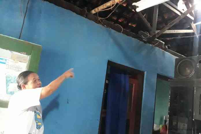 Suparti menunjukkan blandar rumahnya yang sempat digunakan untuk bertahan saat banjir bandang di kawasan rumahnya. (JOKO SUSANTO/JAWA POS RADAR SEMARANG)