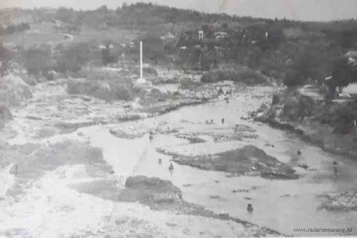 Kondisi Tugu Soeharto di tepian Kaligarang pasca banjir bandang terjadi pada 25 Januari 1990. (Dokumentasi Handry TM via Johanes Cristianto)