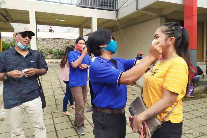 AKAR Kabupaten Semarang gelar sosialisasi bahaya Covid-19 sekaligus membagikan masker di Pasar Ngunut, Bandungan, Minggu (24/1/2021). (Maria Novena/Jawa Pos Radar Semarang)