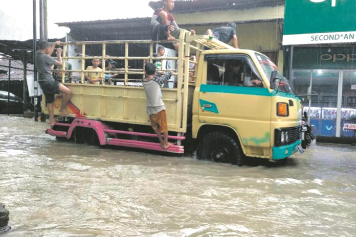 Jalan Mranggen-Brumbung terendam air. (Wahib Pribadi/Jawa Pos Radar Semarang)