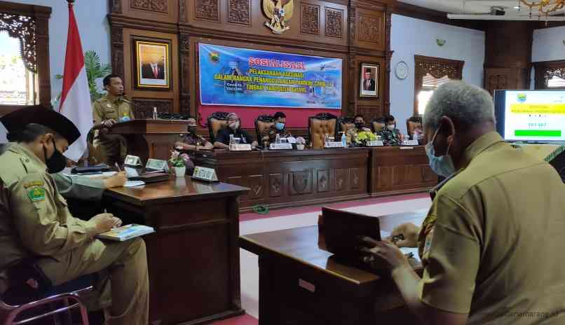 Bupati Batang Wihaji saat memberi arahan terkait sosialisasi vaksinasi covid di wilayahnya. (RIYAN FADLI/JAWA POS RADAR SEMARANG)