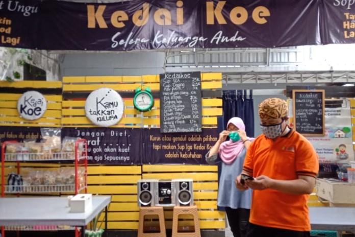 Bolu tiwul adalah salah satu jajanan terlaris di KedaiKoe. (M RIDWAN TRI ANGGORO/JAWA POS RADAR SEMARANG)