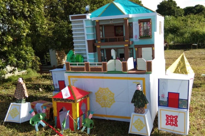 Masyarakat Tionghoa menjalankan tradisi Co Kong Tek dengan mengirim replika rumah berikut isi perabot kepada anggota keluarga yang sudah meninggal. (DHINAR SASONGKO/JAWA POS RADAR SEMARANG)