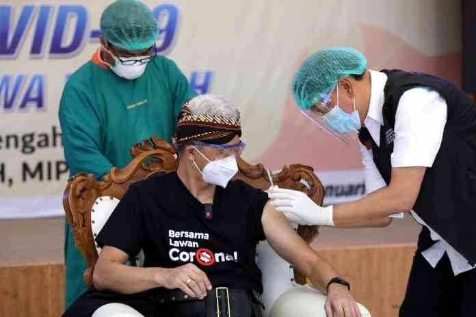 Dokter Zulfachmi Wahab menjadi vaksinator Gubernur Ganjar. (Istimewa)