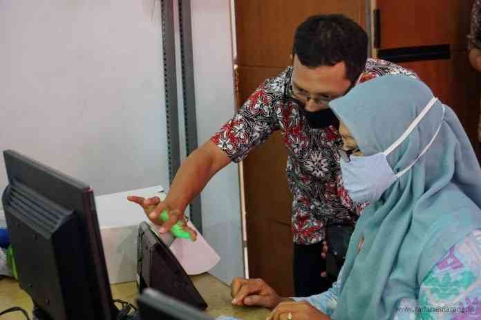 Admin sistem E-Presensi kantor Kelurahan dan Puskesmas saat mengikuti pelatihan penggunaan face print di kantor Dinkominfo, pada Rabu (13/1/2021). (Lutfi Hanafi/Jawa Pos Radar Semarang)