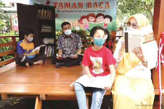 Sejumlah anak dan orang tua sedang beraktivitas di gazebo taman baca Kelurahan Kumpulrejo. (Dhinar Sasongko/Jawa Pos Radar Semarang)