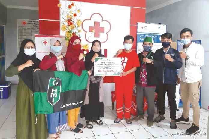 HMI Cabang Salatiga menyalurkan dana donasi ke PMI Kota Salatiga. (Istimewa)