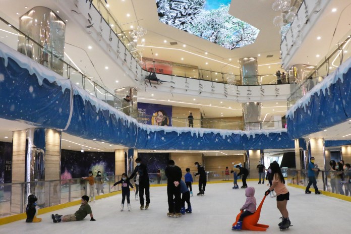 Ice skating di Tentrem Mall Semarang menjadi wahana menarik bagi pengunjung. Tak perlu jauh-jauh ke luar negeri, terlebih di masa pandemi Covid-19 ini. (Nur Chamim/ Jawa Pos Radar Semarang)