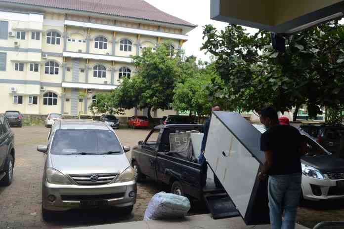 Petugas sedang menyiapkan kamar-kamar di asrama haji Manyaran yang mulai hari ini digunakan untuk menampung warga yang melakukan isolasi karena terpapar Covid-19. (NURWAHIDI/JAWA POS RADAR SEMARANG)