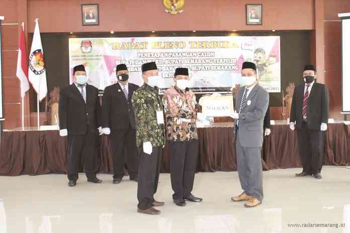 KPU Kabupaten Semarang menggelar rapat pleno terbuka di Kantor KPU Kabupaten Semarang, Kamis (21//1/2021). (MARIA NOVENA/JAWA POS RADAR SEMARANG)