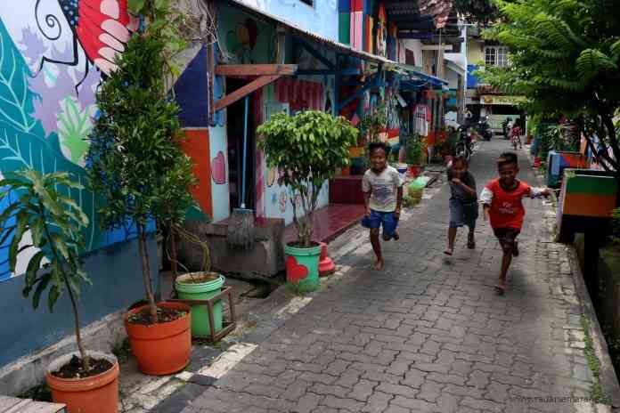 Kondisi Jalan Pantura arah Semarang kota yang rusak parah. Pengendara harus ekstra hati-hati. (ADENNYAR WYCAKSONO/JAWA POS RADAR SEMARANG)