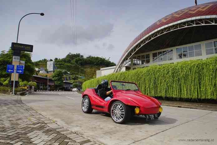 Modifikasi VW Safari menjadi boogie membuat tampilan mobil Jimmy Nanda Setiawan menjadi unik, dan garang. (ADENNYAR WYCAKSONO/JAWA POS RADAR SEMARANG)