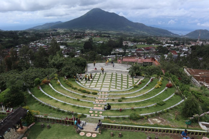 Para pengunjung sedang menikmati pemandangan alam dan deretan gunung di amfiteater terbuka Agrowisata Kopeng Gunungsari. (NURFAIK NABHAN/ JAWA POS RADAR SEMARANG)