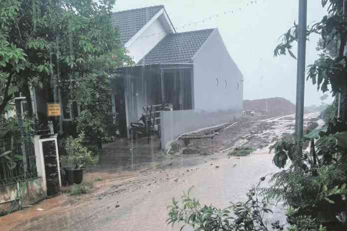 Material lumpur dan tanah membanjiri pemukiman warga RT 7 RW 3, Kelurahan Ngijo, karena pihak PT Segara Gading tidak memberikan sistem drainase pada lahan yang mereka kerjakan. (EKO WAHYU BUDIYANTO/JAWA POS RADAR SEMARANG)