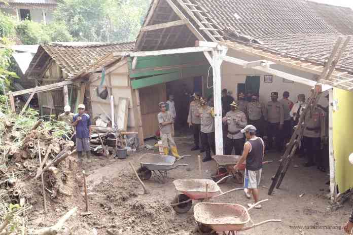 Kapolres Semarang cek lokasi longsor di Dusun Kaligawe RT 5 RW 5 Kelurahan Susukan, Kecamatan Ungaran Timur, Senin (18/1/2021). (Maria Novena/Jawa Pos Radar Semarang)