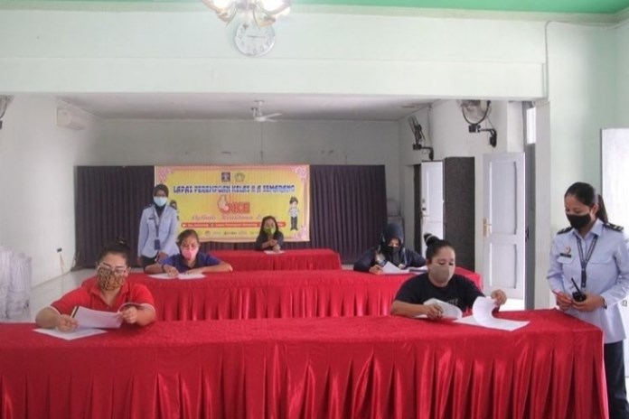 Warga binaan Lapas Perempuan Semarang mengikuti PTS Paket C Senin (4/1/2021). (Istimewa)